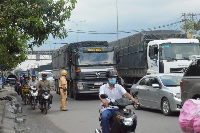 Tài xế may mắn thoát nạn trong xế hộp bị container húc ảnh 2 Vụ va chạm khiến giao thông trên Quốc lộ 1A đoạn qua xã Bà Điểm, huyện Hóc Môn khá ùn ứ